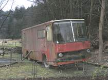 Erg�nzung zum Bild ID 1439 vom 20.03.2007, ca. ein Jahr danach: derselbe trostlose Anblick im Polenztal, diesmal IKARUS 211 ( Wippchen ) von der anderen Seite; 27.02.2008
