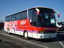 Setra 315 HDH de la maison Hertzeisen-Giger photograhi� le 16.03.2012 sur l'aire de repos de Bavois sur l'autoroute entre Lausanne et Yverdon. 
- Ce v�hicule porte encore les anciennes couleurs de la maison et le titre de Giger seulement 