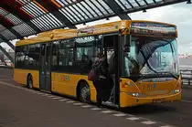 Die neue EBS mit Scania, hier mit linie 124 nach Purmerend in dass neue busbahnhof von Amsterdam am 12 dec 2011.