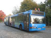 Dieser Neoplan N4021 der BSAG ist leider schon ausgemustert worden. Er wurde zusammen mit 17 anderen Fahrzeugen dieser Serie geliefert. Hier steht der 4764 am Bahnhof Blumenthal. �ber der Linien und Zielanzeige sind wegen des Bremer Freimarktes 2 Fahnen montiert. Eine Fahne ist die Bremer Fahne und die andere ist die Deutschlandfahne. 