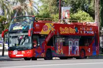 SEVILLA (Provincia de Sevilla), 25.02.2008, Stadtrundfahrtbus, der die touristischen Highlights der Stadt quasi im Linienverkehr anfährt