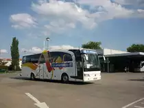 Der MB-Travego der BVB fhrt auf den ZOB in Berlin
