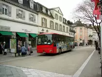 Der MAN-Reisebus des S�dwestbus mit dem Kennzeichen KA-SB 272 verl�sst am 10.04.2012 die Haltestelle Baden-Baden Leopoldsplatz/Sofienstra�e.
Die Linie 245 zum Mummelsee war vor der Einstellung bedroht, jedoch nicht aufgrund der Fahrgastzahlen, sondern wegen des lieben Geldes, sie sollte nurnoch in Sommer an den Wochenenden verkehren, dagegen regte sich Wiederstand von Seiten der Gastronomen, der Liftbetreiber und des Schwarzwaldvereins, ab Mai sollen dann nur an Montagen (Ruhetag der Gast�tten)die Busse nicht verkehren.