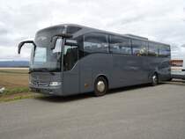 Mercedes-Benz Tourisme ex-Xamax (club de football en faillite) photographi� le 21.04.2012 devant le garage Interbus � Kerzers
. Ce v�hicule qui est pratiquement neuf (moins d'une ann�e) �tait noir -feuilles auto-collantes-, un reste de d�coration est encore visible sur les vitres lat�rales

. Ce bus appartient maintenant � la maison DOMO Reisen