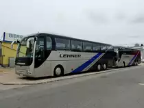 MAN Lion´s-Coach von Busreisen-Lehner haben sich im Doppelpack am Veranstaltungsgel�nde in Ried i.I. eingefunden; 120422