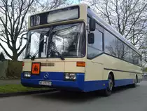 Mercedes-Benz O 405 von VZ-Reisen aus Moers. Hierbei handelt es sich um ein ehemaliges Fahrzeug des Unternehmens  Hippe , welcher damals den Sub der NIAG bediente. In der �bergangszeit von Hippe zu VZ-Reisen setzte die Fahrschule Schwier dieses Fahrzeug als Fahrschulwagen ein. Die Aufnahme entstand im April 2012.