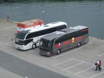 Neoplan Cityliner von Rose Reisen aus Deutschland und Mercedes Travego von Herol� aus Deutschland im Stadthafen Sassnitz am 10.05.2012