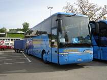 Van Hool T9 de la maison K�chli Reisen adapt� pour le transport de personnes en chaise roulante photographi� le 17.05.2012 � Pratteln