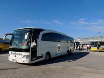 MB-Travego-L; von Eichberger-Reisen verlsst mit 48 SVR-Fuballfan´s den Vorplatz der Keine-Sorgen-Arena in Ried Richtung Wien; 120520