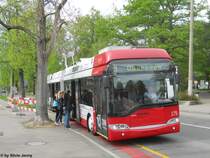 Stadtbus Winterthur Nr. 175 (Solaris Trollino 18) am 29.4.2012 beim Spital. Die erst 7 jhrigen Trollinos erhalten derzeit ein Refit bei der Firma Hess in Bellach. Fr den Fahrgast sichtbar ist dieses Refit, in dem die Inneneinrichtung (Sitzpolster, Fussboden, Haltestangen etc.) den Swisstrolleys angepasst werden. Wagen 175 hatte dieses Refit bereits hinter sich.
