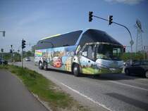 Ein Vollbeklebter Neoplan Starliner von JobTours aus Deutschland in Mukran am 22.05.2012

