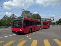 Die Grossbaustelle mit der Sanierung des Hagnau Viadukts dauert vom 29. Mai bis 16. Juli 2012. In dieser Zeit ist der Trambetrieb nach Pratteln unterbrochen und wird duch Busse aufrecht erhalten. Van Hool Bus mit der Betriebsnummer 742 (ex Bernmobil 249) wendet am St. Jakob. Die Aufnahme stammt vom 30.05.2012.

