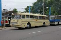 Vom 02.06.-03.06.2012 fand in Chemnitz das 10. Kappler Straenbahnfest statt.Rundfahrten gab es auch mit diesen Dresdener Ikarus 66.