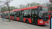 SOR Gelenksbus steht in Bratislava als 93/95 via Stadtzentrum am Bahnhof Hlavna Stanica.(7.4.2012)