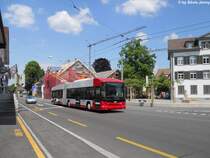 Stadtbus Winterthur Nr. 117 (Hess Swisstrolley 3 BGT-N1C) am 28.5.2012 beim Schulhaus Seen. Dieser Platz wurde in den Jahren 2010/2011 vllig neu gestaltet, u.a. wurde auch die Haltestelle von der Tsstal- in die Kanzleistrasse verlegt.