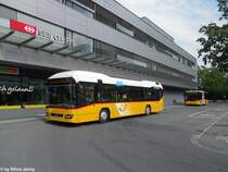 Postauto/PU Luk GR 155 145 (Volvo 7700 Hybrid) am 29.5.2012 beim Bhf. Landquart