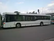 Ein un�blichererweise mit Podesten ausgestatteter und damit f�r den �berlandverkehr, in dem er eingesetzt wird, optimierter Mercedes-Benz O 405 N2 von Busverkehr Zipper GmbH war am 28.5.12 am Hauptbahnhof in Gr�nstadt abgestellt.