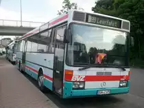 Ein noch im alten Farbkleid lackierter Mercedes-Benz O 407 von Busverkehr Zipper GmbH stand am 28.5.12 am Gr�nstadter Hauptbahnhof in einer Abstell-Haltebucht.