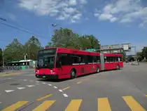Die Grossbaustelle mit der Sanierung des Hagnau Viadukts dauert vom 29. Mai bis 16. Juli 2012. In dieser Zeit ist der Trambetrieb nach Pratteln unterbrochen und wird duch Busse aufrecht erhalten. Van Hool Bus mit der Betriebsnummer 745 (ex Bernmobil 245) wendet am St. Jakob. Die Aufnahme stammt vom 16.06.2012. 