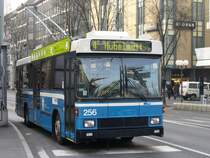VBL - Der NAW-Hess Trolleybus Nr. 256 unterwegs zu der Haltestelle vor dem Bahnhof Luzern am 26.01.2008