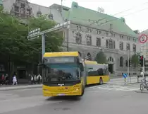 MAN Oberleitungsbus im Stadtverkehr von Bergen im Juni 2012.