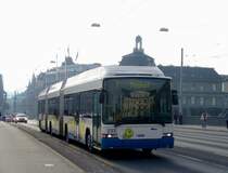 VBL - 3 Teiliger Trolleybus Nr.233 mit der Bezeichnunung LighTram3. auf der Seebr�cke vor dem Bahnhof in Luzern am 26.01.2008
