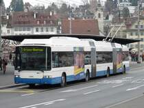 VBL - 3 Teiliger Trolleybus Nr.231 mit der Bezeichnunung LighTram3.bei der Haltestelle vor dem Bahnhof in Luzern am 26.01.2008