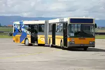 Mercedes-Benz de l'Arme Suisse destin au transport des invits  une crmonie sur l'aroport de Payerne