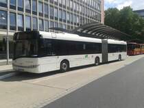 KO-MV 415, einer von drei neuen Solaris Urbino 18 der RMV Koblenz (KO-MV 416 & KO-MV 417 baugleich). Die Fahrzeuge sind Umweltfreundlich wie die Aufschrift zeigt unterwegs. Das gezeigte Fahrzeug fuhr bis vor einer Woche noch mit weien Radblenden herum und hat jetzt neue Reifen bekommen. Die 3 Solaris sind einzigen die bei  DB-Stadtverkehr  fahren - im ganz Deutschland! Zuvor waren die Fahrzeuge bei der Rottal Auto AG in Ruswil unterwegs. (Koblenz HBF/26.Juni 2012)