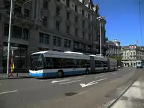 Doppelgelenktrolleybus (lighTram3) von Hess mit der Betiebsnummer 75 auf der Linie 31 am Hauptbahnhof Z�rich. die Aufnahme stammt vom 23.06.2012.