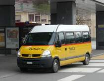Postauto - Renault Kleinbus VD 391514 bei der Postautohaltestelle am Bahnhofsplatz in Yverdon les Bains am 19.01.2008
