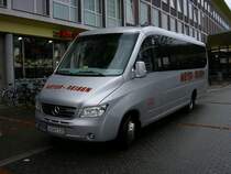Mercedes Benz 0818 Sunrider von Meyer Reisen vor dem Hotel IBIS
im Bochumer Hbf.(16.03.2008)