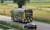 Setra 415 HDH aux couleurs du FC Sochaux (club de 1�re division fran�aise) photographi� le 08.07.2012 pr�s de Oensingen