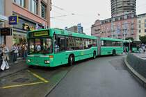 BVB MB 405GN Nr. 735 als Tramersatz fr die Linie 2, infolge Verkehrsunfall, beim Bahnhof Basel SBB, 20.07.2012.

