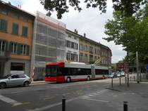Stadtbus Winterthur Nr. 116 (Hess Swisstrolley 3 BGT-N1C) am 11.7.2012 beim Obertor. Diese ROute wurde bis 2006 von den Trolleybussen der Linie 6 nach Oberseen befahren. Diese Linie wurde dann durch die verlngerte Linie 3 ersetzt, und die Trolleys fuhren fortan beide Wege durch die Technikumstrasse. Die Fahrleitung in der General-Guisan-Strasse wurde nur noch fr Dienstfahren bentigt. Mit dem Umbau des Bahnhofplatzes ist fr die Linie 3 nicht mehr mglich den Bahnhofplatz zu queren, so fhrt der 3er nun fortan wieder die ehemalige 6er-Strecke nach Oberseen.