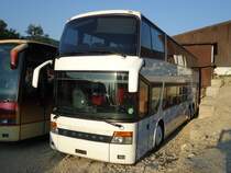 Setra 328 DT ex-Intertours Avenches neutralis photographi le 27.07.2012 devant le garage Aufranc  Orvin 