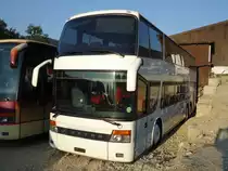 Setra 328 DT ex-Intertours Avenches neutralis� photographi� le 27.07.2012 devant le garage Aufranc � Orvin 