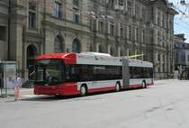 Haltestelle HB (vor der Post), Richtungen Wlflingen und Rosenberg. Umsonst senkt Stadtbus Nr. 103 (Hess SwTr3) am 17.7.2012 die Kontaktruten, denn das Weiterfahren ist wieder im Normalbetrieb mglich (Unfallstelle freigegeben).