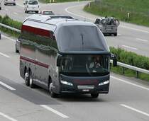 Neoplan Starlinr de la maison Engeloch photographi  Oensingen le 08.07.2012