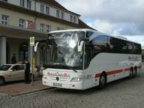 Vor dem Bahnhof in Binz hielt,am 08.Oktober 2011,der BerlinExpress von Ghren nach Berlin gefahren von einem Mercedes Tourismo.
