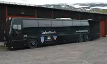 Ein Volvo Zubringer-Reisebus mit Heckladeraum vom Lapplandresort Schweden gesehen am 25.06.2012. 