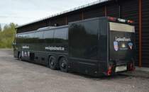 Ein Volvo Zubringer-Reisebus mit Heckladeraum vom Lapplandresort Schweden gesehen am 25.06.2012. 