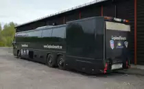 Ein Volvo Zubringer-Reisebus mit Heckladeraum vom Lapplandresort Schweden gesehen am 25.06.2012. 