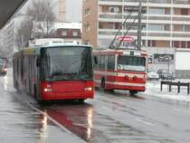 VB Biel - NAW Trolly Nr.84 unterwegs nach Nidau neben dem Volvo B 10 M Nr.72 unterwegs zum Bahnhof Biel um 14.30 Uhr am 21.03.2008