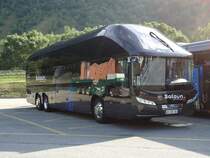 Neoplan Starliner de la maison fran�aise Sala�n photographi� le 02.08.2012 sur l'aire de repos du St-Bernard � Martigny