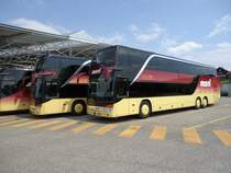 Setra 431 DT no 27 et 28 de la maison Marti photographi� la Kallnach le 02.08.2012
. Le v�hicule no 27 portait jusqu'� peu les couleurs du SC Bern (club de hockey sur glace), voir ma photo du 21.04.2012. La maison Marti n'ayant plus le m�me statut de sponsoring, ce car a retrouv� ses couleurs d'origine !