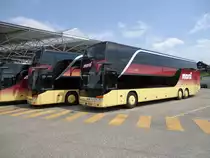 Setra 431 DT no 27 et 28 de la maison Marti photographi� la Kallnach le 02.08.2012
. Le v�hicule no 27 portait jusqu'� peu les couleurs du SC Bern (club de hockey sur glace), voir ma photo du 21.04.2012. La maison Marti n'ayant plus le m�me statut de sponsoring, ce car a retrouv� ses couleurs d'origine !