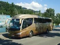 Aus England: Hills, Wolverhampton - YN08 OCS - Scania/Irizar am 11. August 2012 bei der Schiffl�ndte Thun