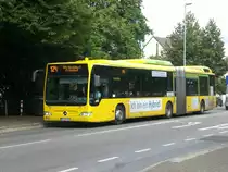 Mercedes-Benz O 530 GDH (Citaro Hybrid) auf der Linie 124 nach M�hlheim-Speidorf Friedhof an der Haltestelle M�hlheim-D�mpten Friedhof.(18.7.2012) 