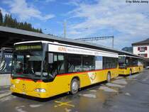 Postauto/PU Vogt Nr. 32 + 33 (Mercedes Citaro O530) am 5.8.2012 beim Bhf Klosters-Platz. Die Linie 6 nach K�blis dient dem Bahnersatz, da die RhB zwischen K�blis und Klosters nur noch den Bahnhof Saas bedient.